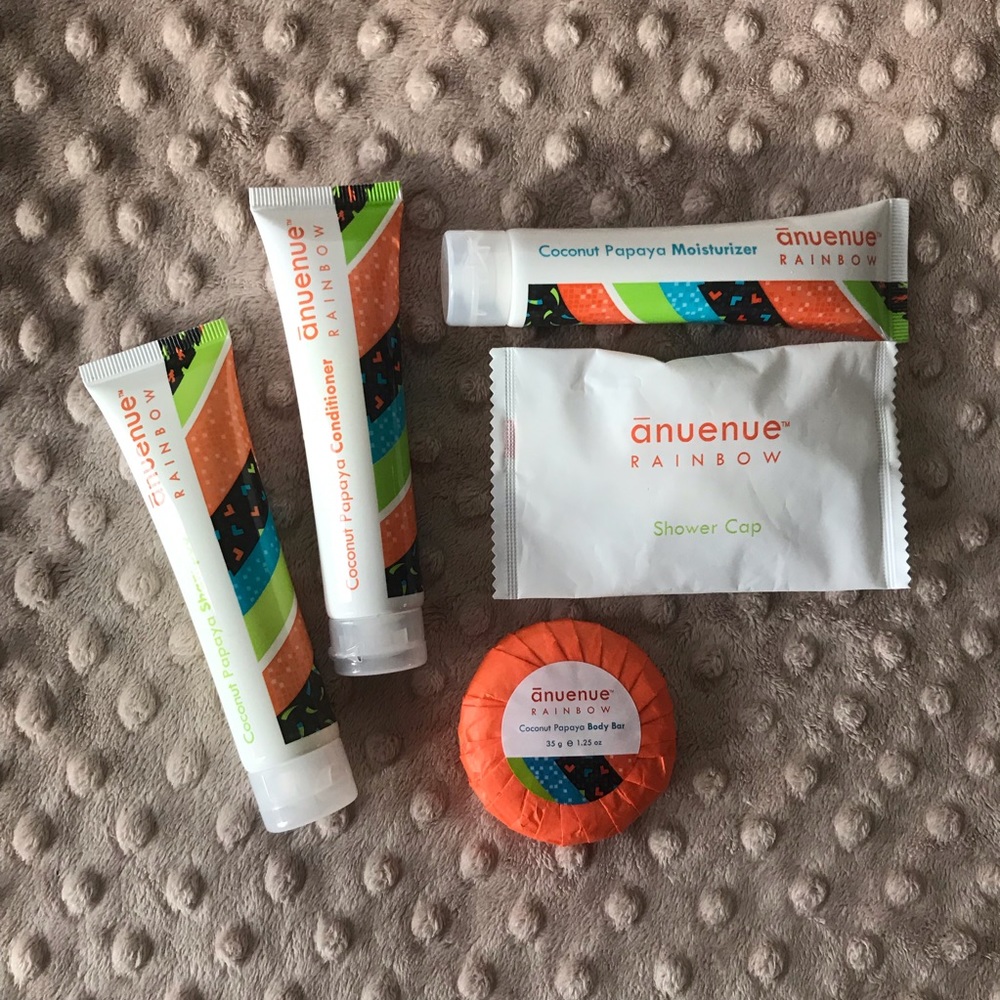 TOILETRY TRAVEL SET